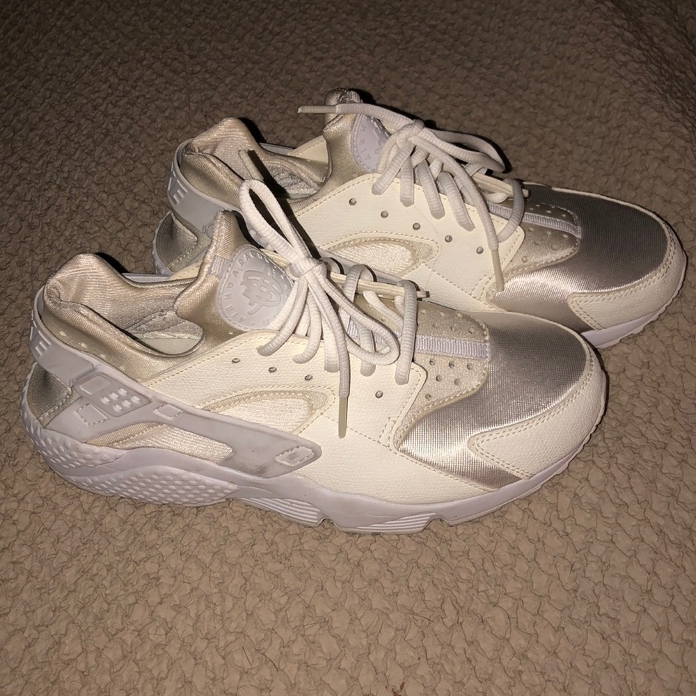 White huaraches nike